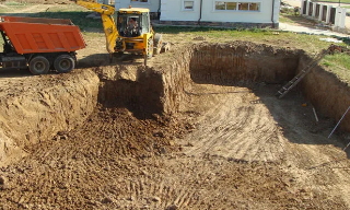 Рытье котлованов под фундамент в Южно-Сахалинске – цена от 2639 руб. за м3 | 2Землекопа-Южн